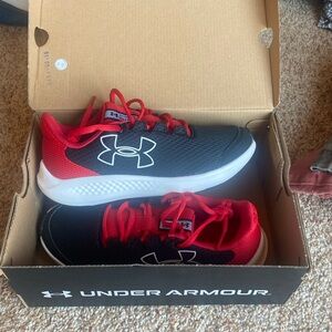 Big Boys Under Armour Charged Pursuit 3 BL sneakers. Brand new in box.  Size 2.5